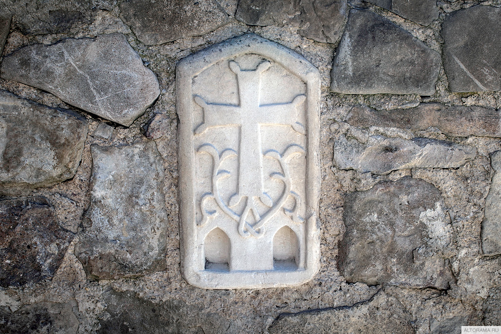 Хачкар в стене монастыря. В Армении подобные кресты рисуются сразу на стенах церквей