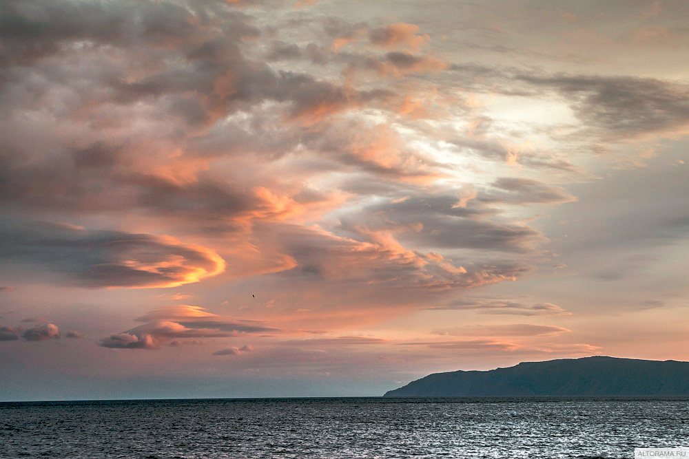 Озеро Байкал на закате