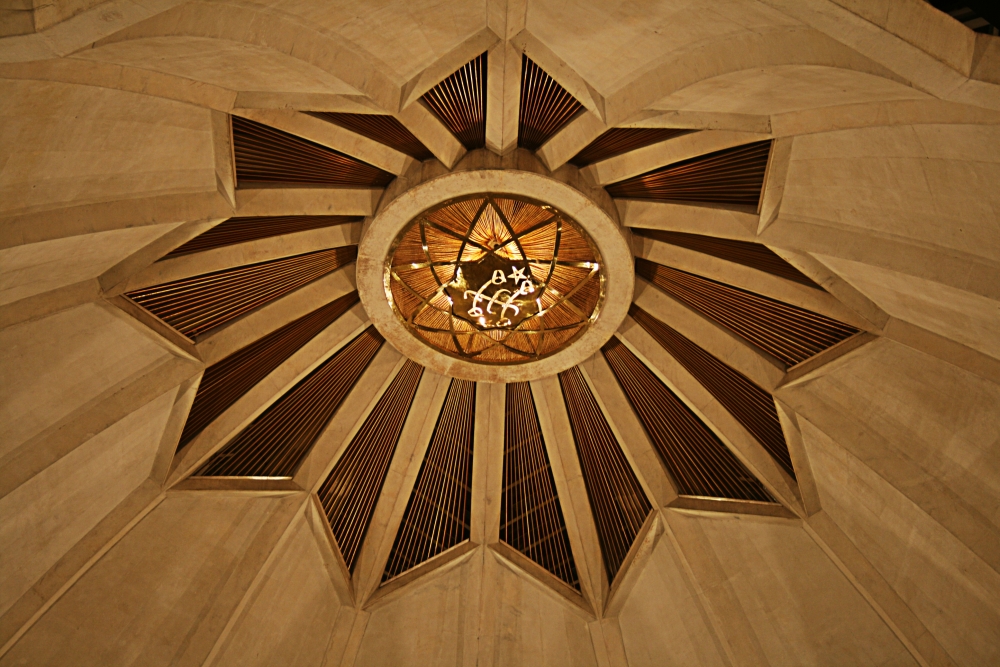 Символ бахаи на куполе Храма Лотоса Дели (Фотография с сайта forum.bodybuilding.com)