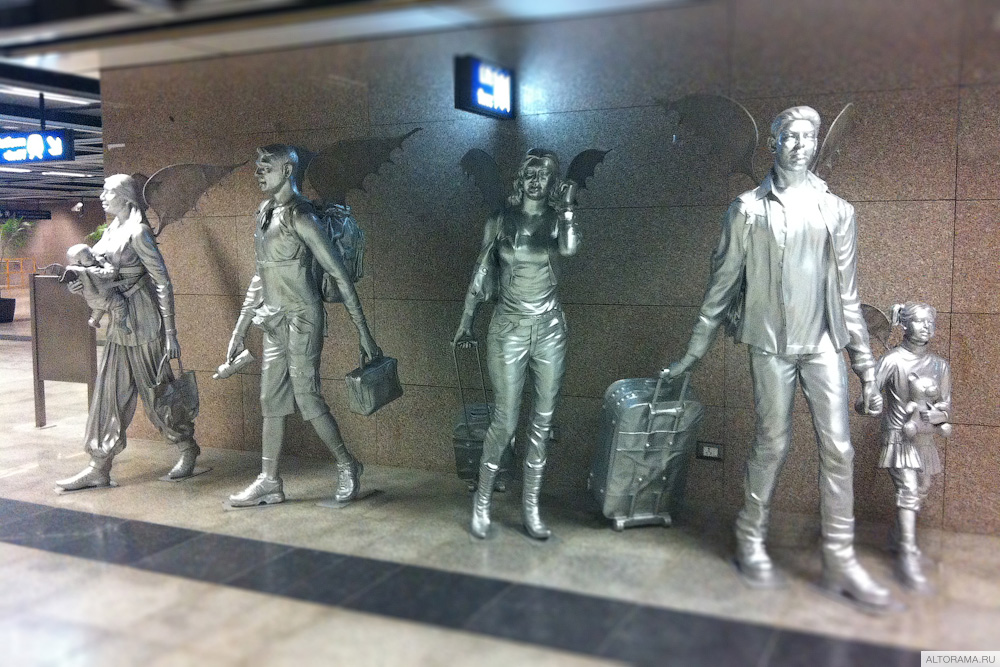 Скульптурная группа на входе в метро в аэропорту Индиры Ганди