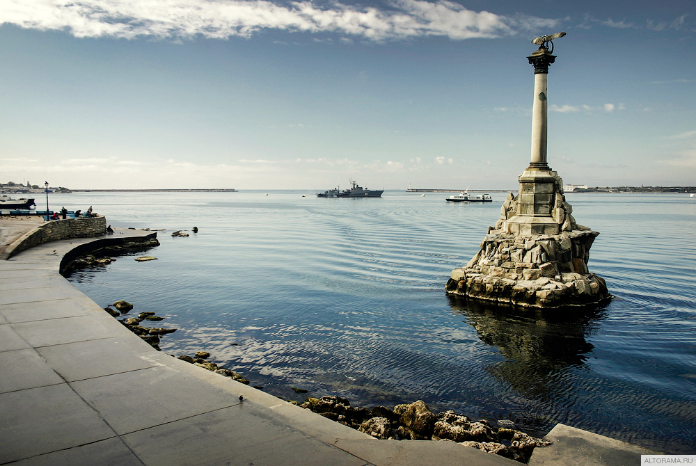 Набережная Севастополя в районе Графской пристани и памятник Затопленным кораблям