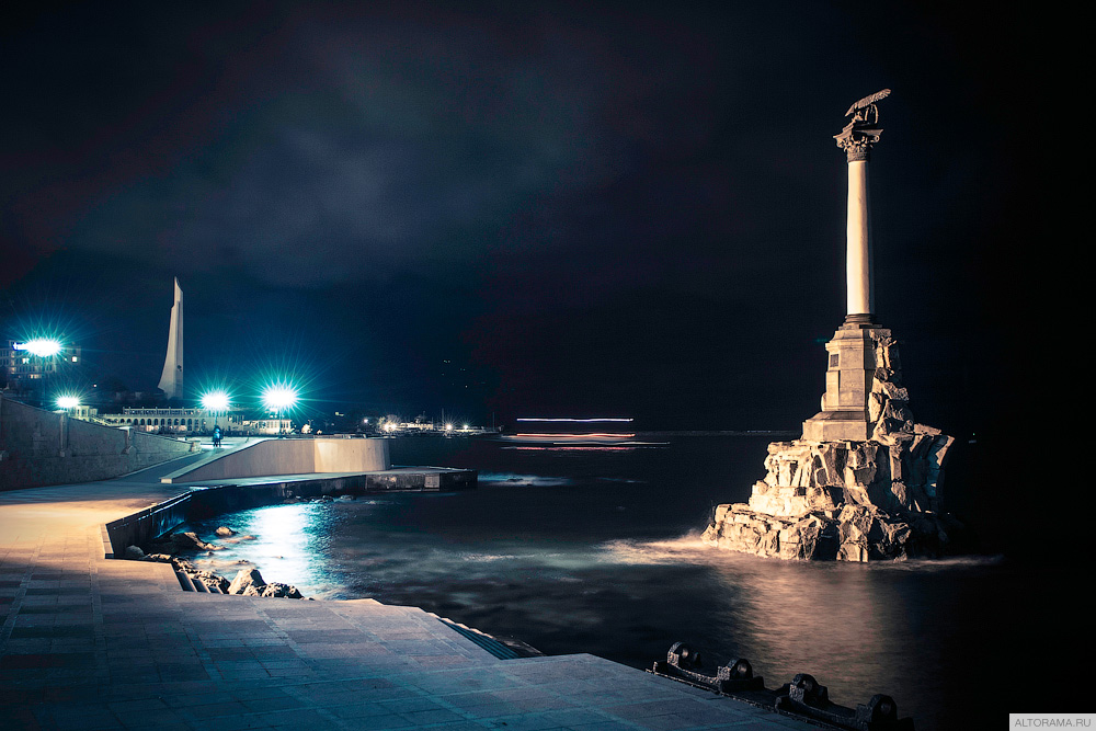 Памятник Затопленным кораблям и Штык-Парус на фоне в Севастополе
