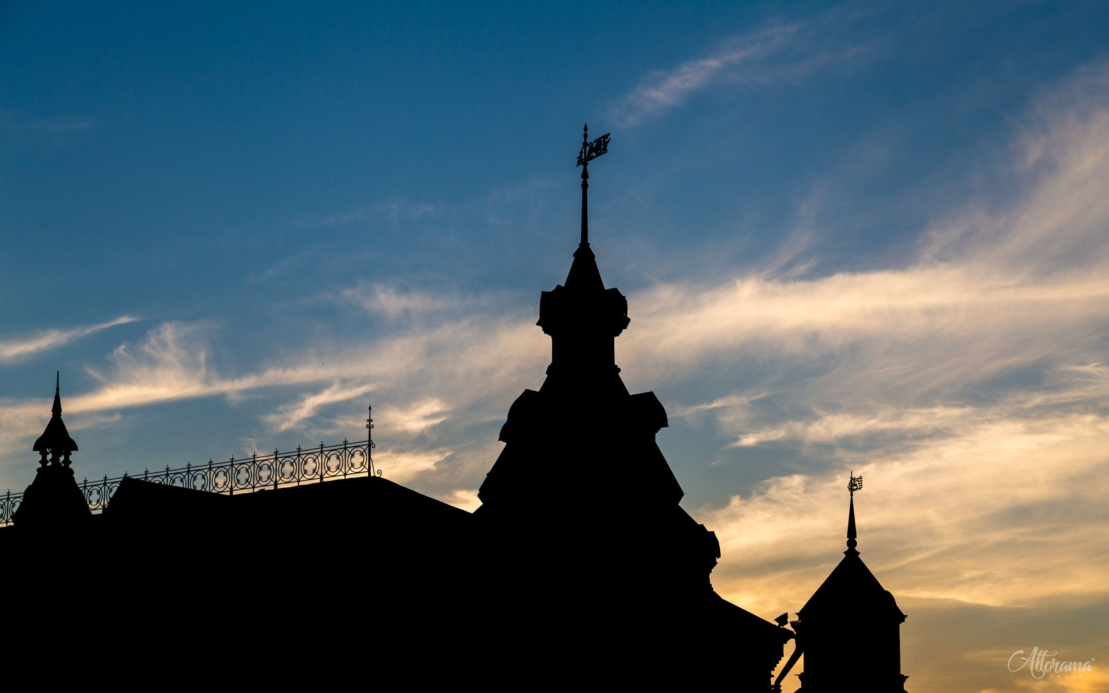 Закат над старыми зданиями Владимира