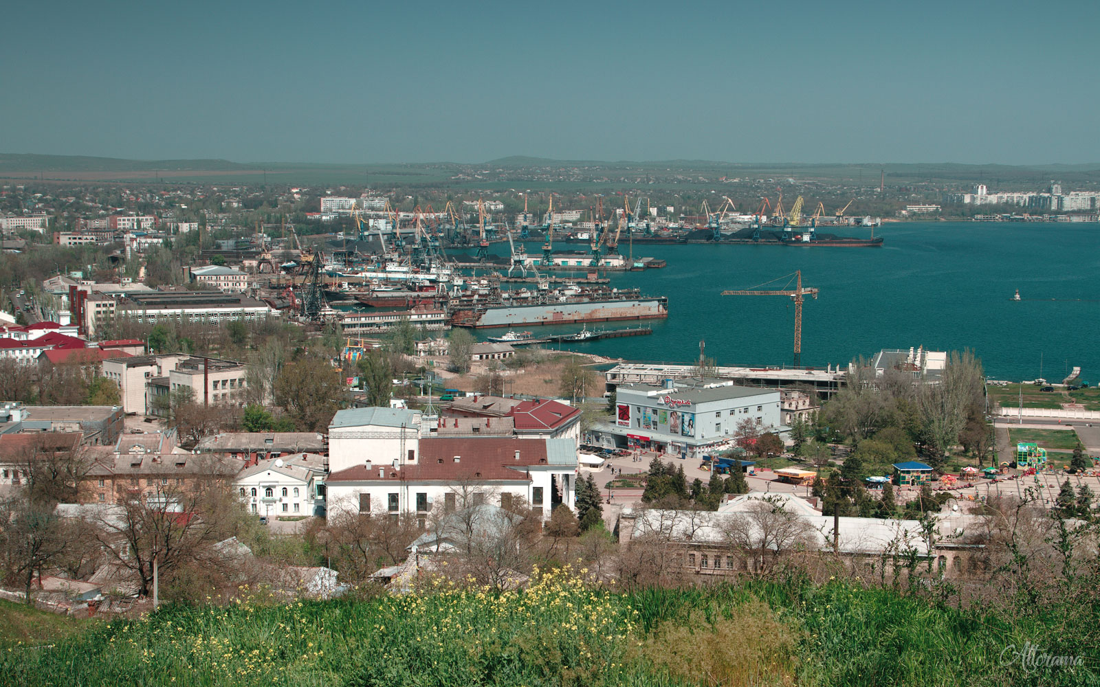 Вид на керченскую бухту и Керченский пролив