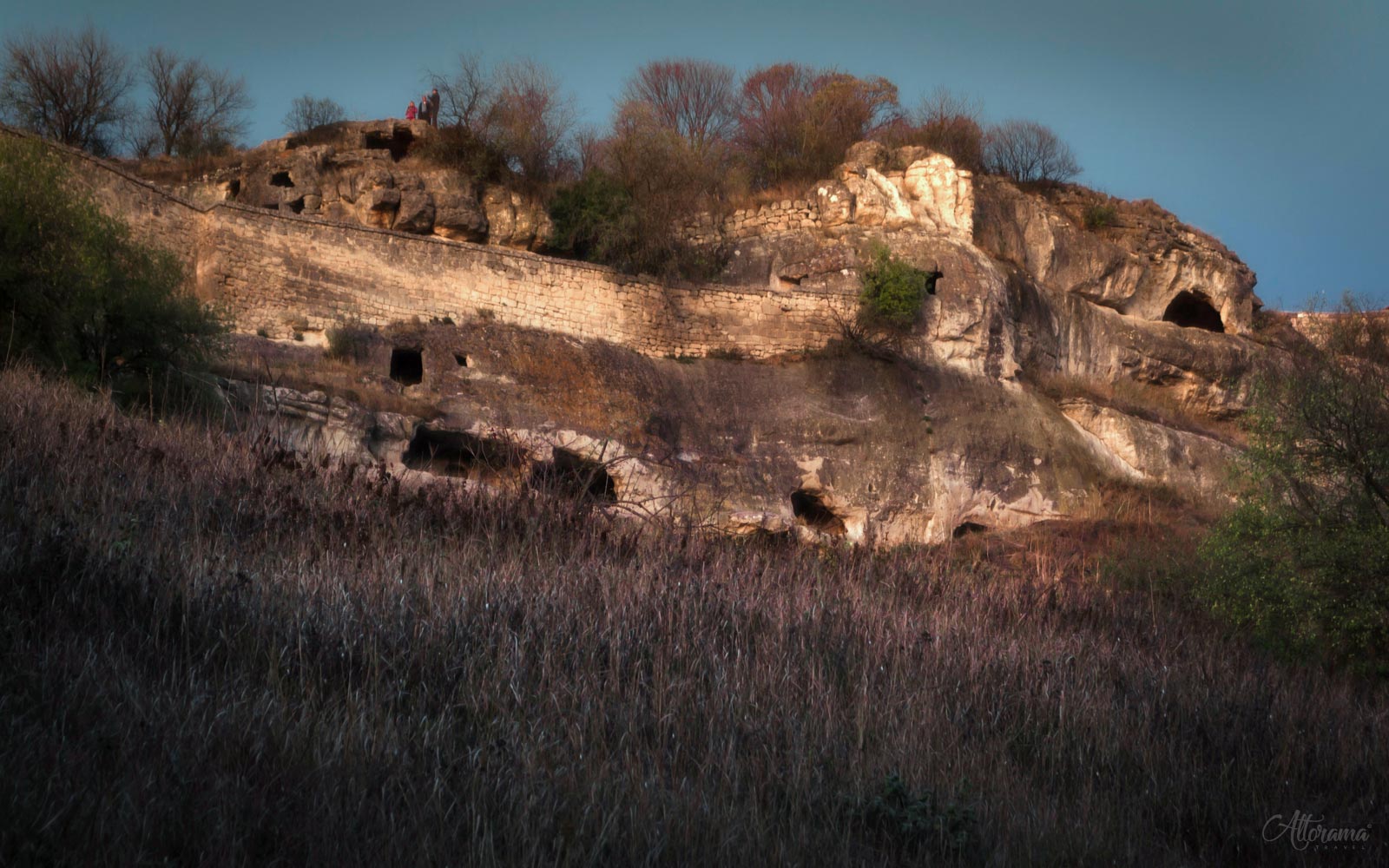 Пещерные города в основании стен Чуфут-Кале